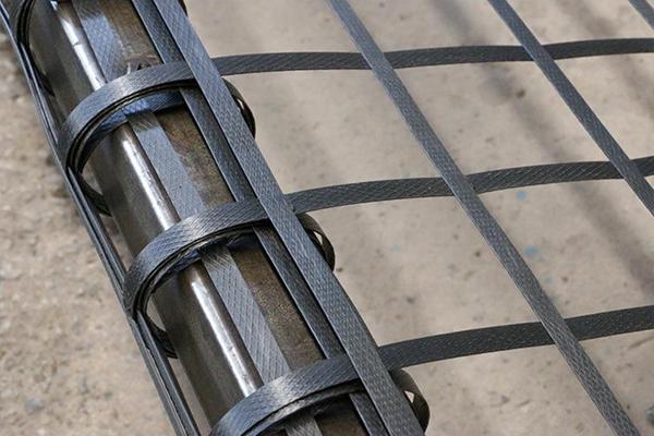 土工格柵在鋪設(shè)時(shí)搭接邊緣處應(yīng)該怎么壓腳固定呢?  第2張