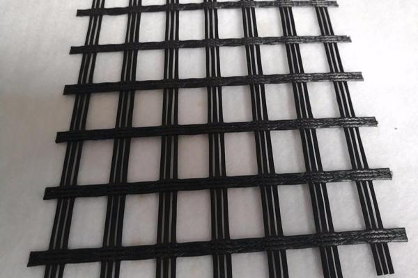 土工格柵在鋪設(shè)時(shí)搭接邊緣處應(yīng)該怎么壓腳固定呢?  第3張